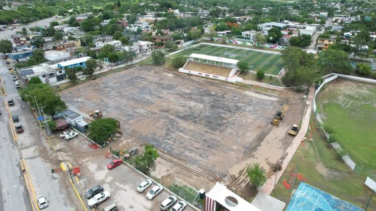Supervisa AMM modernización de campo de futbol en la Unidad Deportiva