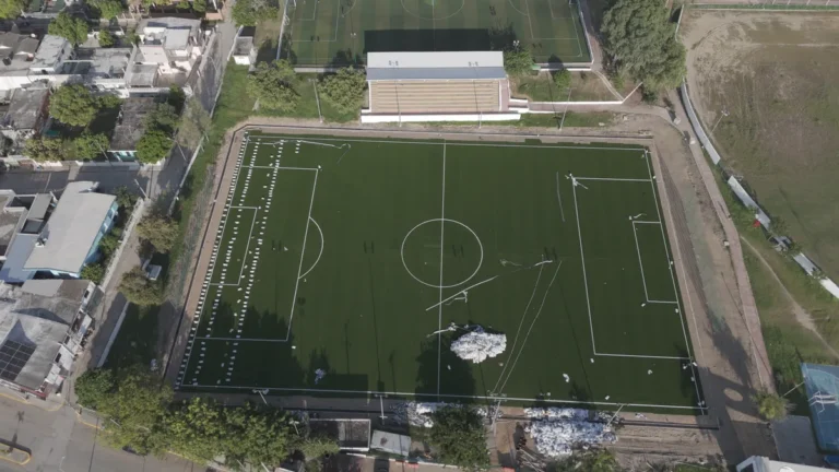 Supervisa Armando Martínez modernización del campo de futbol de la Unidad Deportiva